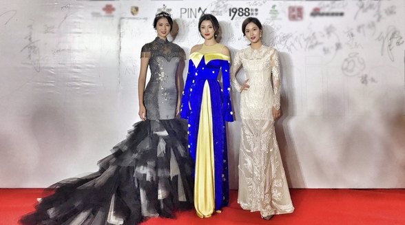 余薇薇亮相世界小姐安徽總決賽，一襲藍(lán)色長(zhǎng)裙小露香肩，時(shí)尚感爆棚 