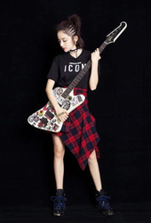 顛覆魅惑來(lái)襲！韓都衣舍首席好看官娜扎《縫紉機(jī)樂(lè)隊(duì)》挑戰(zhàn)搖滾少女