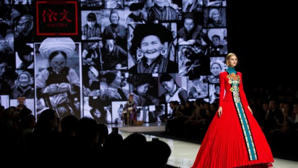 郵票藝術(shù)披上時尚“戰(zhàn)袍”    EVE CINA 時裝周驚艷亮相