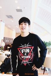  少女殺！董力身穿Burando Eno F/W 2017新款現(xiàn)身上海虹橋機(jī)場(chǎng)