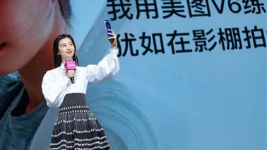 超模的一天是怎樣的？瑜伽拳擊做美食沙拉鐘愛(ài)美圖V6手機(jī)