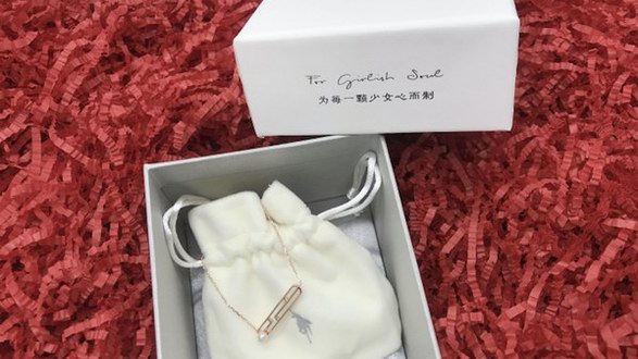 白馬時(shí)光文化攜手知名設(shè)計(jì)師鄭天，共同打造唯美人文感配飾