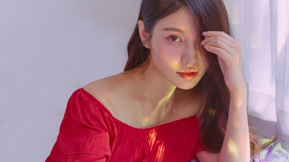 徐冬冬全新寫真大片：一襲紅裙，小露香肩，少女感滿滿
