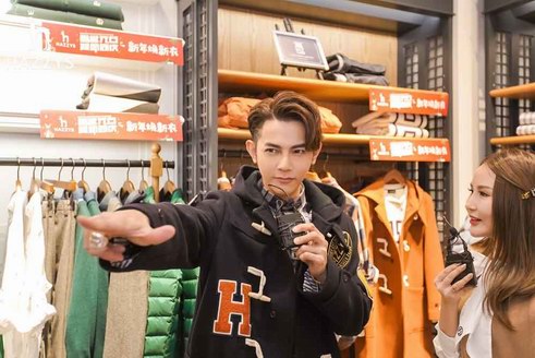 汪東城現(xiàn)身義烏之心，擔任HAZZYS一日店長，為你承包整個冬日的溫暖