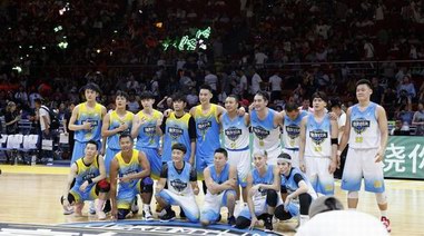 周杰倫、鄧倫球場合作，與婷美小屋亮相林書豪明星賽