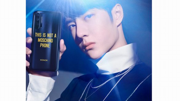 榮耀20 PRO x MOSCHINO聯(lián)名版化身王一博銳裝備，首曝科技時(shí)尚大片