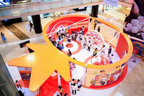 吸睛！悠哈開了家特“橙意”的快閃店