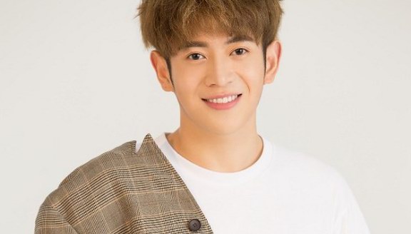 《長(zhǎng)相守》火熱開播！全能偶像李星辰本色出演小可愛“素輝”被贊搞笑擔(dān)當(dāng)！