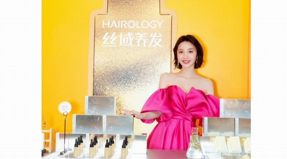 唐藝昕亮相絲域養(yǎng)發(fā)“發(fā)際線能量站”，助陣高科技系列新品