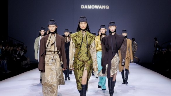 拂塵踏月，錦衣夜行——DAMOWANG·韓磊于中國國際時裝周發(fā)布2021秋冬最新系列