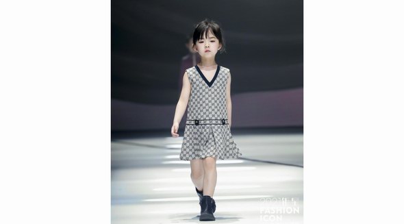 鉅星國際時裝盛典小超模趙梓瀟Gucci大秀臺風(fēng)超穩(wěn)