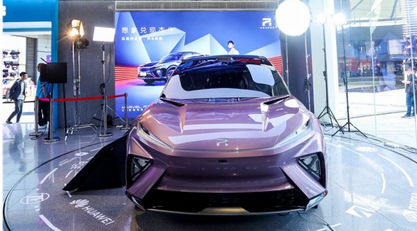 R SPACE巡展北京華貿(mào)中心，時尚芭莎助陣，車企還有什么新玩兒法？