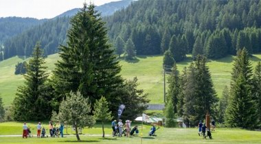 天珺表綻放高雅活力，瑞士慈善高爾夫完美落幕！