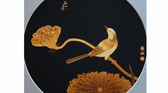 方寸之間承載千年殷商文明，大蘊(yùn)藝術(shù)攜精微麥稈畫非遺工藝亮相藝術(shù)上海博覽會(huì) 