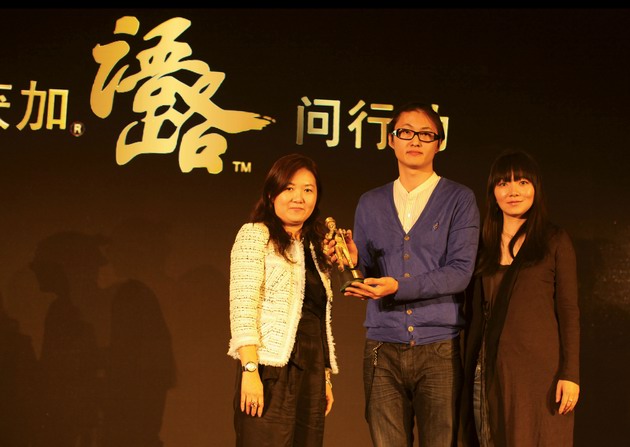 品牌代表符秀婷女士、&ldquo;語路&rdquo;問行動知名評審吉承為&ldquo;最佳夢想實踐家&rdquo;胡依林頒獎