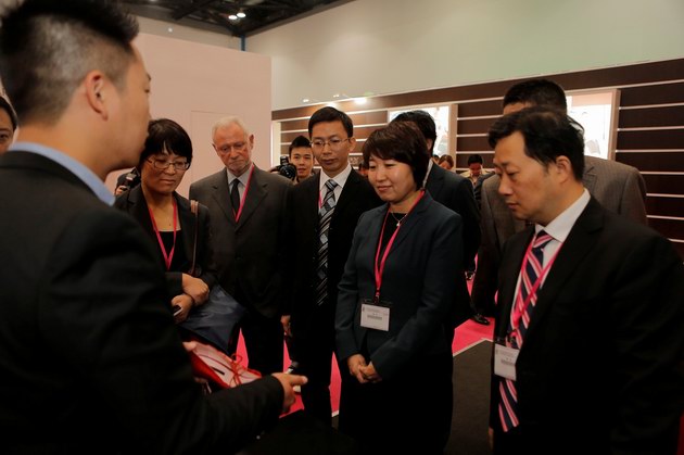     左一法國女裝成衣協(xié)會前主席Gerard Roudine,左二溫嶺市政府副市長馬健，右二商務(wù)部外貿(mào)司副司長包玲，右一中國輕工工藝品進出口商會副會長張杰