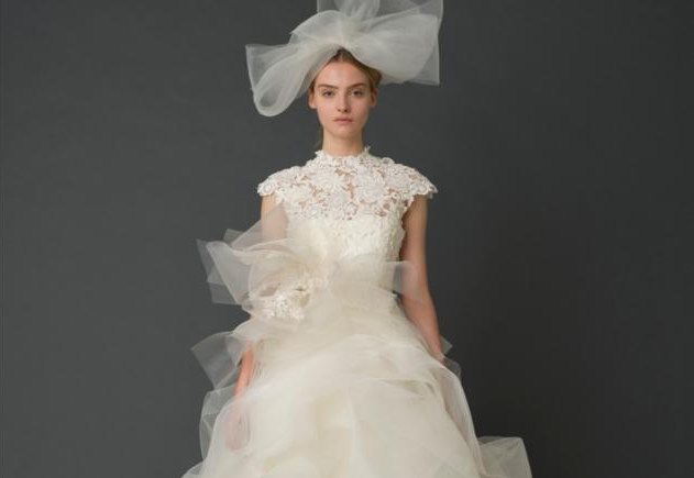 &ldquo;婚紗女王&rdquo; Vera Wang(王薇薇) 的設(shè)計風(fēng)格極其簡潔流暢