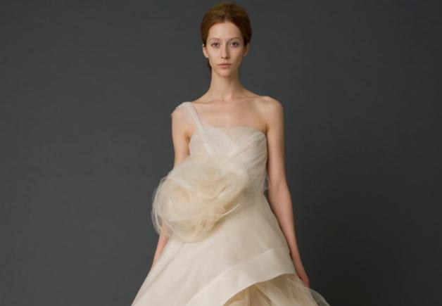 &ldquo;婚紗女王&rdquo; Vera Wang(王薇薇) 的設(shè)計風(fēng)格極其簡潔流暢