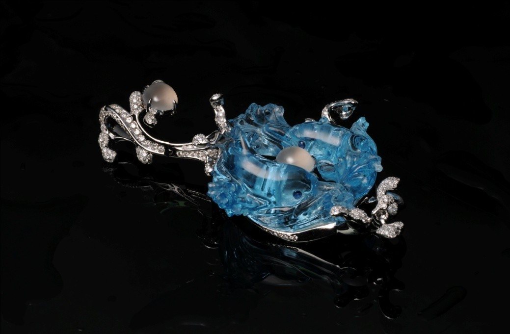 東宮珠寶無(wú)色玻璃種翡翠海豚吊墜